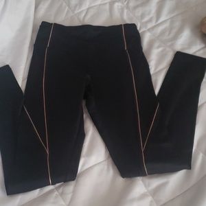 Black seamless leggings with gold detailing